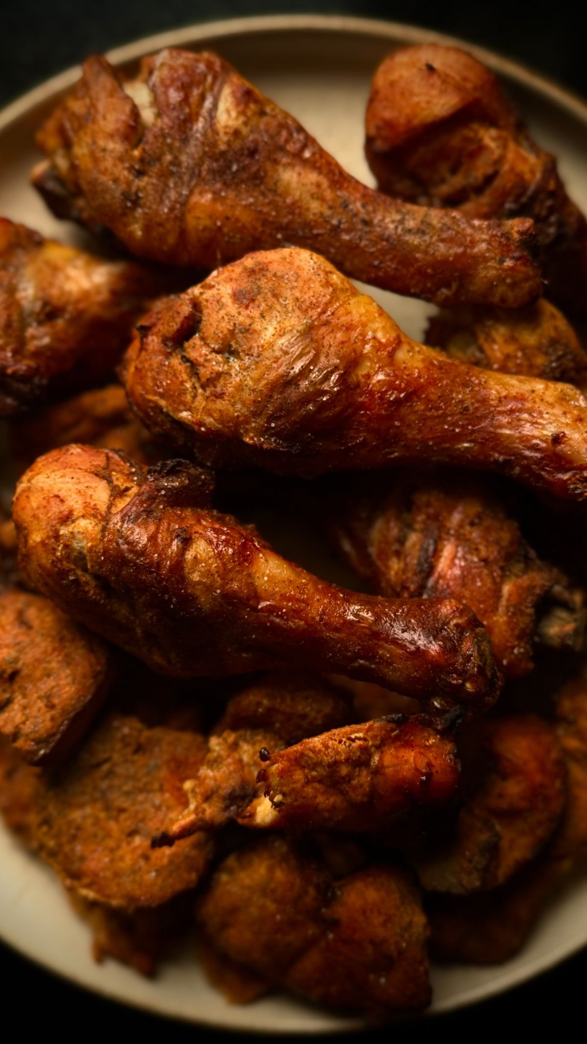 Golden seasoned chicken drumsticks ready to serve